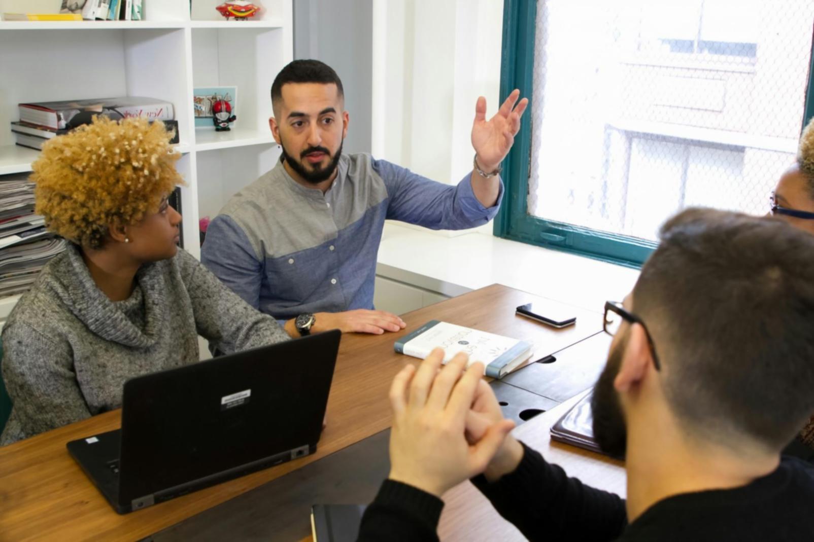 Teamarbeit bei der Prozessoptimierung in modernem Büro